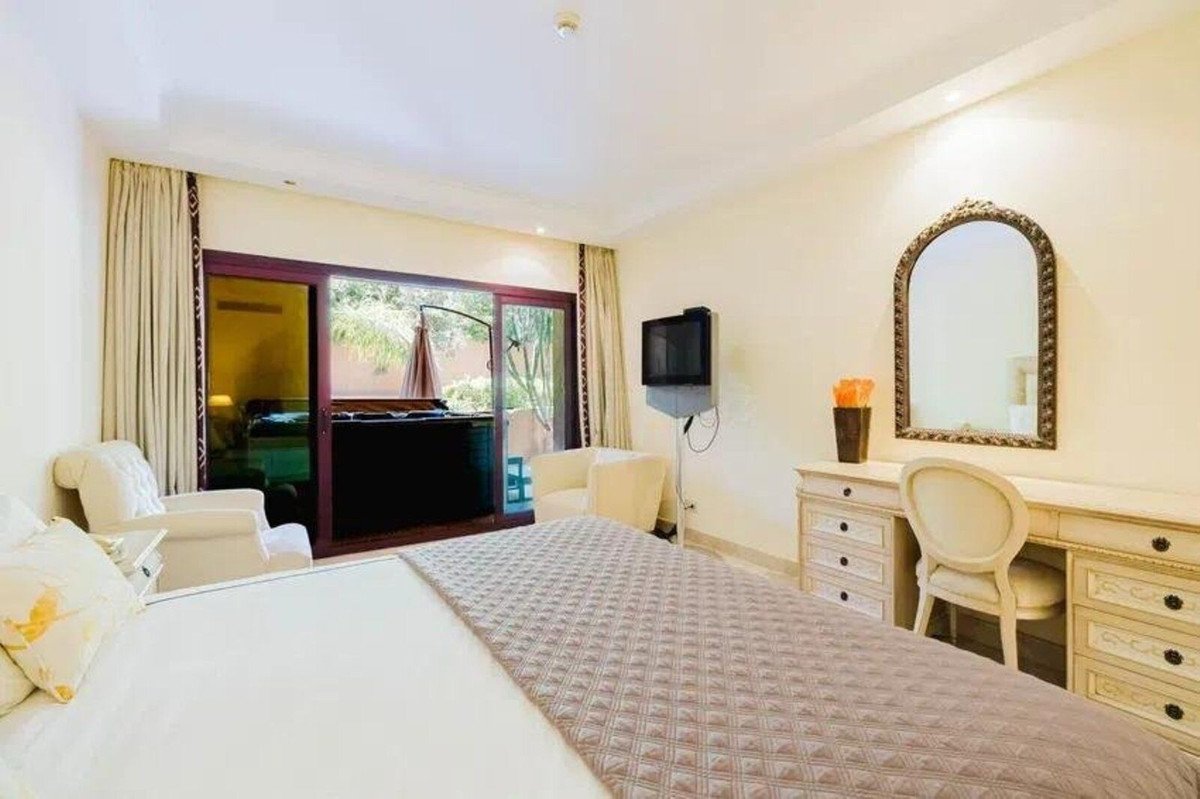 2 Bed Middle Floor Apartment in Estepona