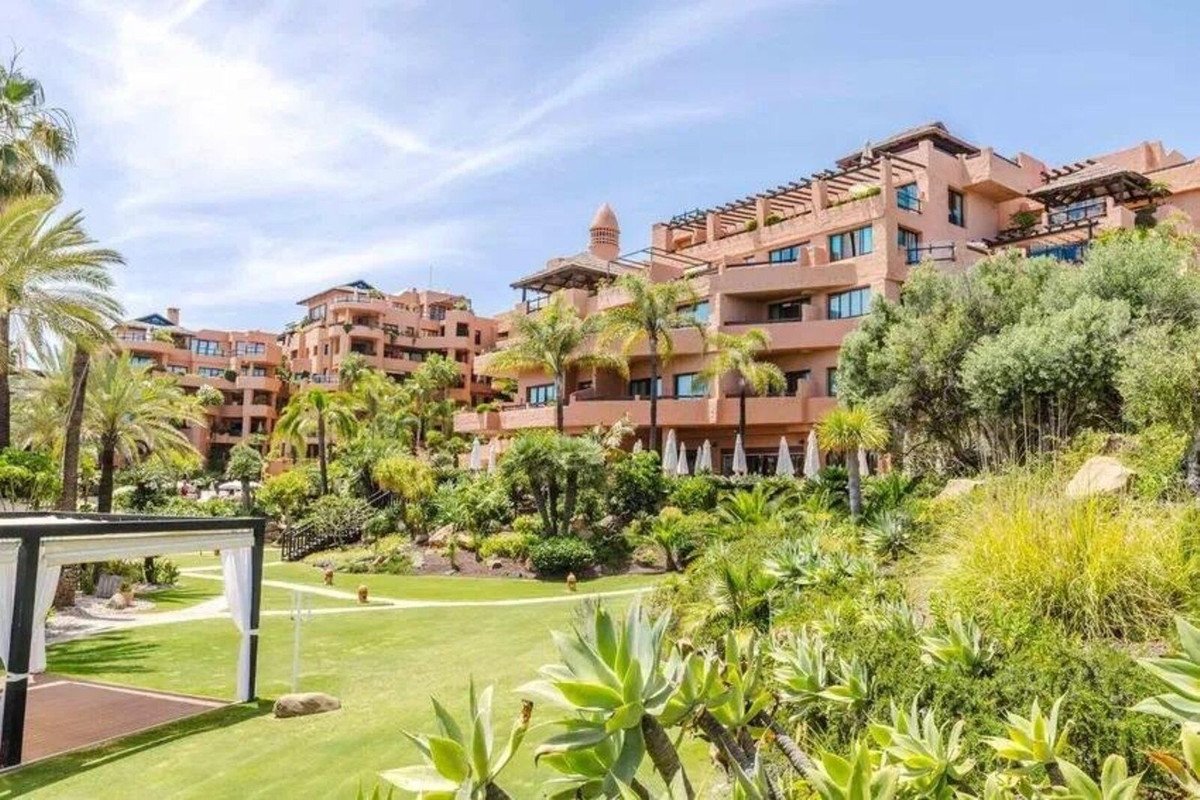 2 Bed Middle Floor Apartment in Estepona