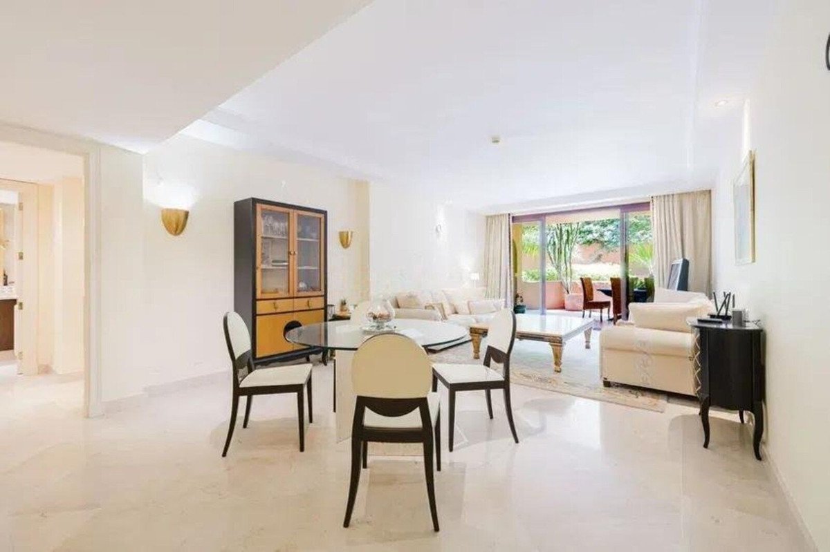 2 Bed Middle Floor Apartment in Estepona