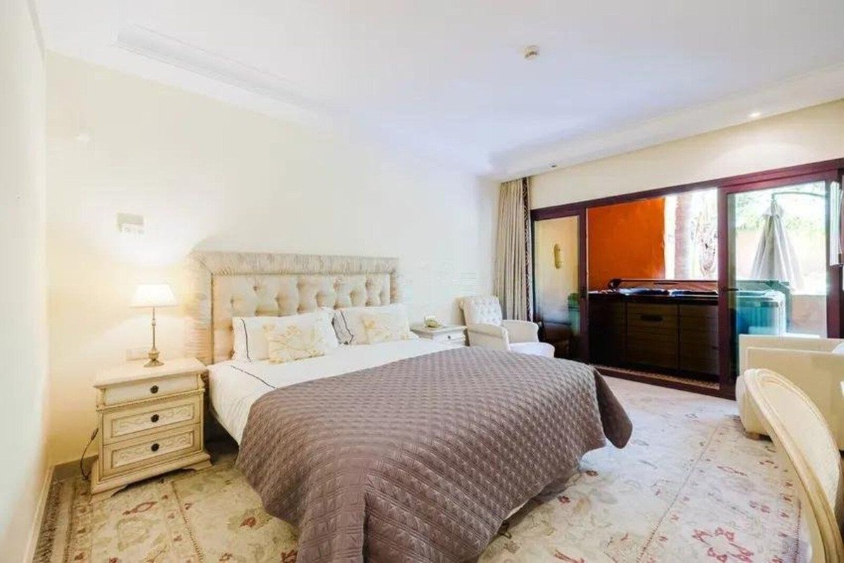 2 Bed Middle Floor Apartment in Estepona