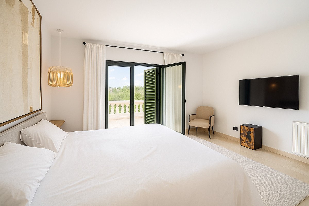 4 Bed Semi-Detached House in Sotogrande Alto
