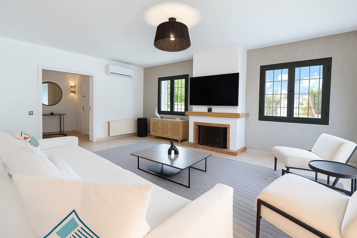 4 Bed Semi-Detached House in Sotogrande Alto