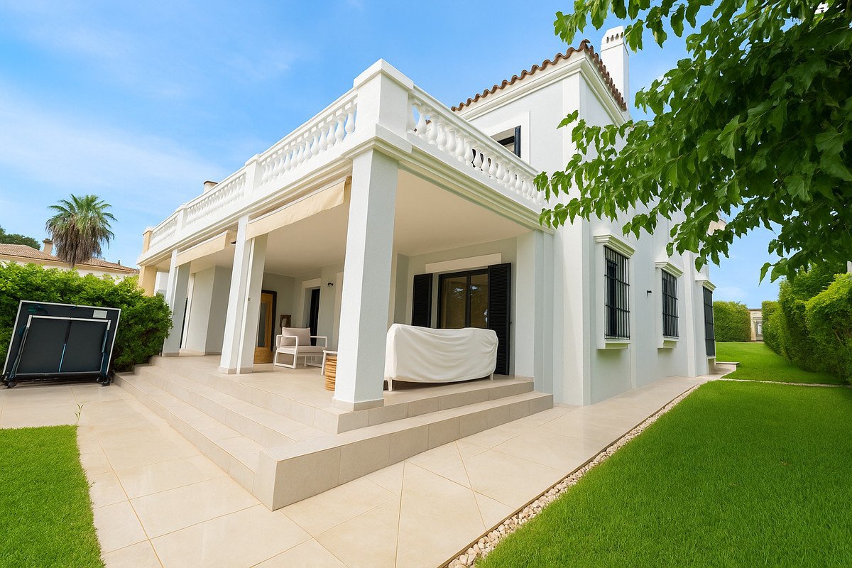 4 Bed Semi-Detached House in Sotogrande Alto