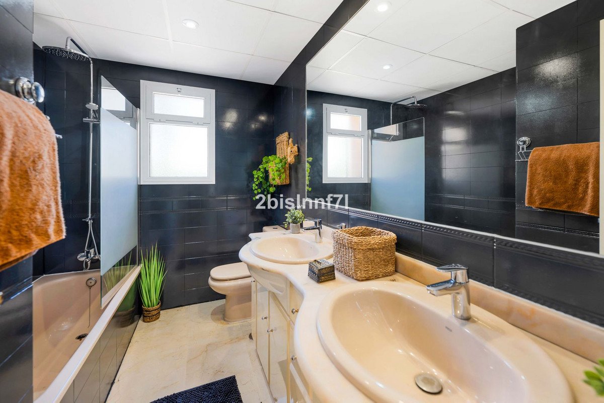3 Bed Middle Floor Apartment in Nueva Andalucía