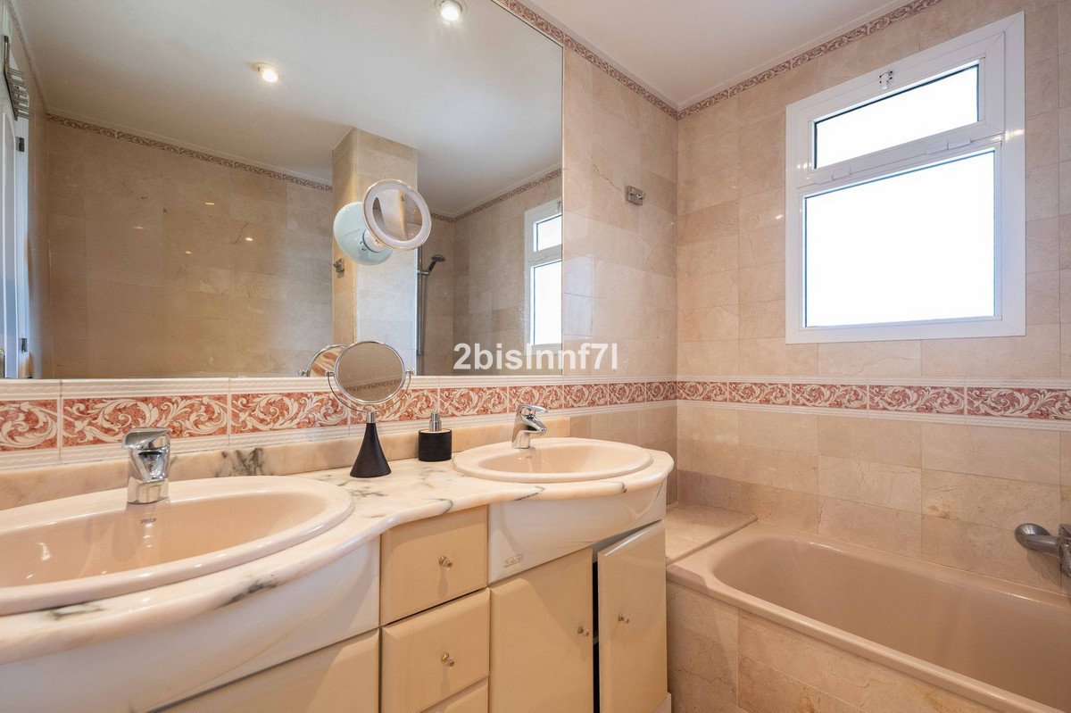 3 Bed Middle Floor Apartment in Nueva Andalucía