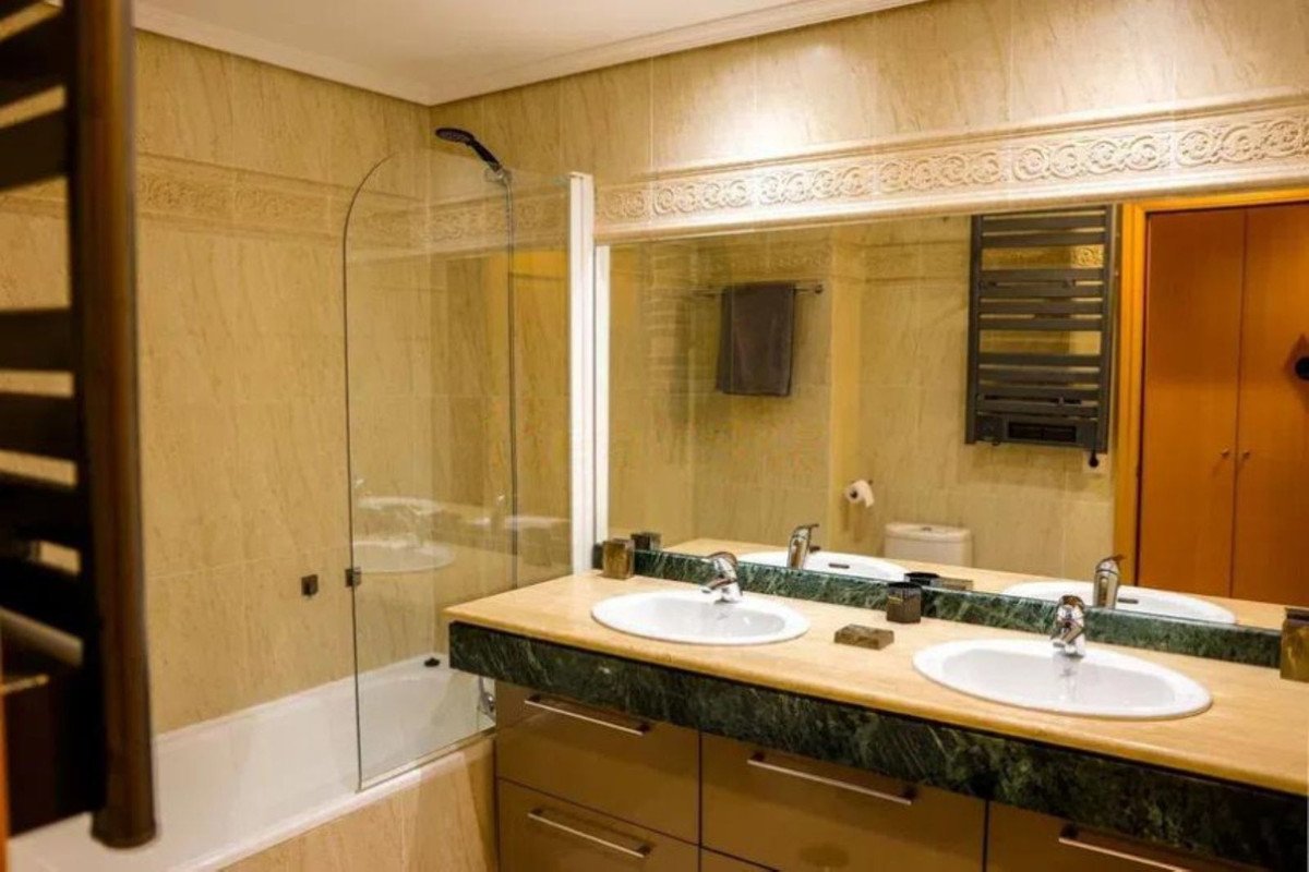 2 Bed Middle Floor Apartment in Selwo