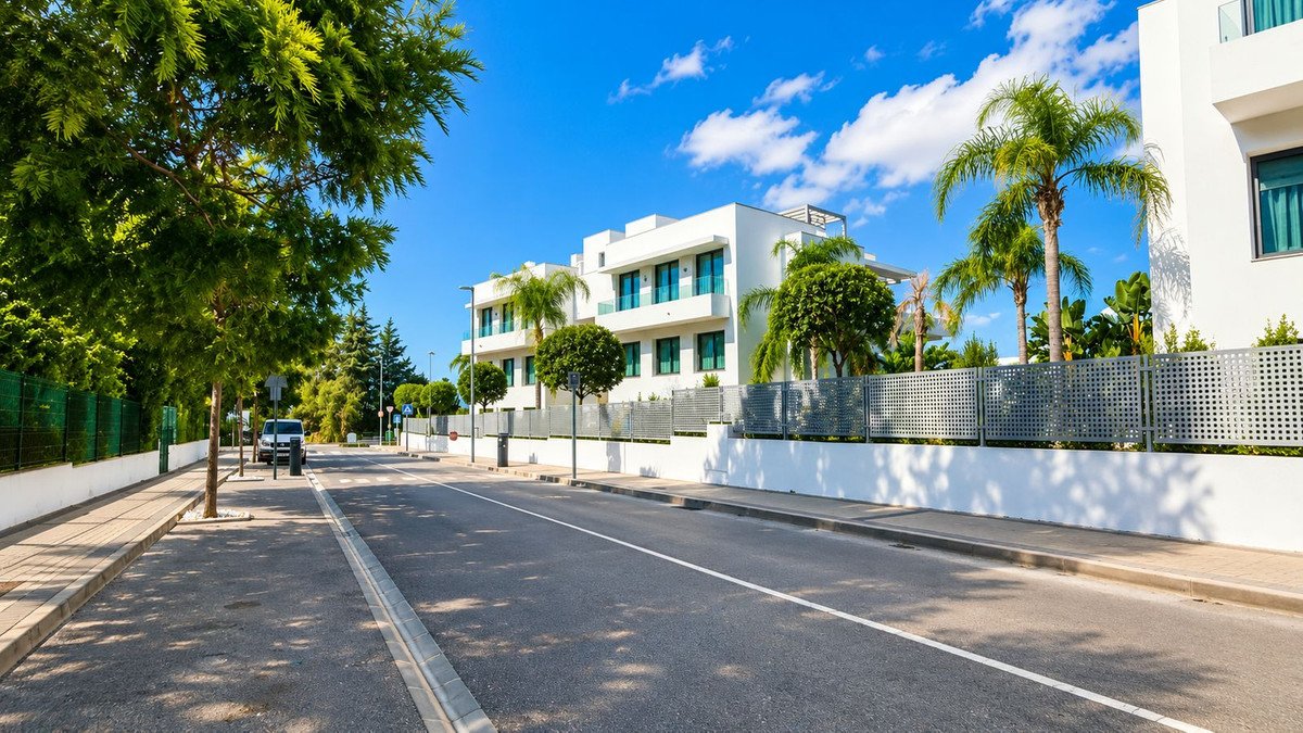 3 Bed Middle Floor Apartment in Estepona