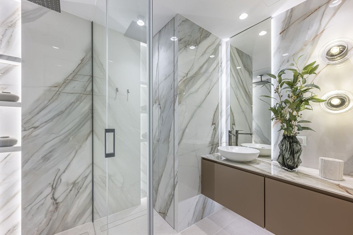 2 Bed Middle Floor Apartment in New Golden Mile