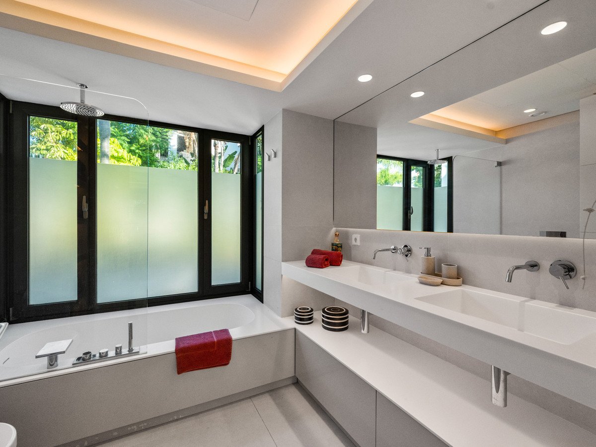 5 Bed Semi-Detached House in The Golden Mile