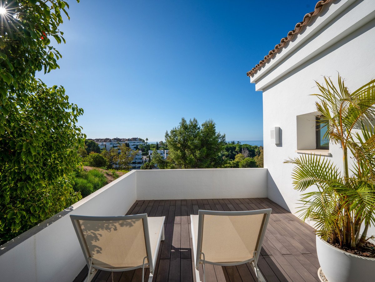 5 Bed Semi-Detached House in The Golden Mile