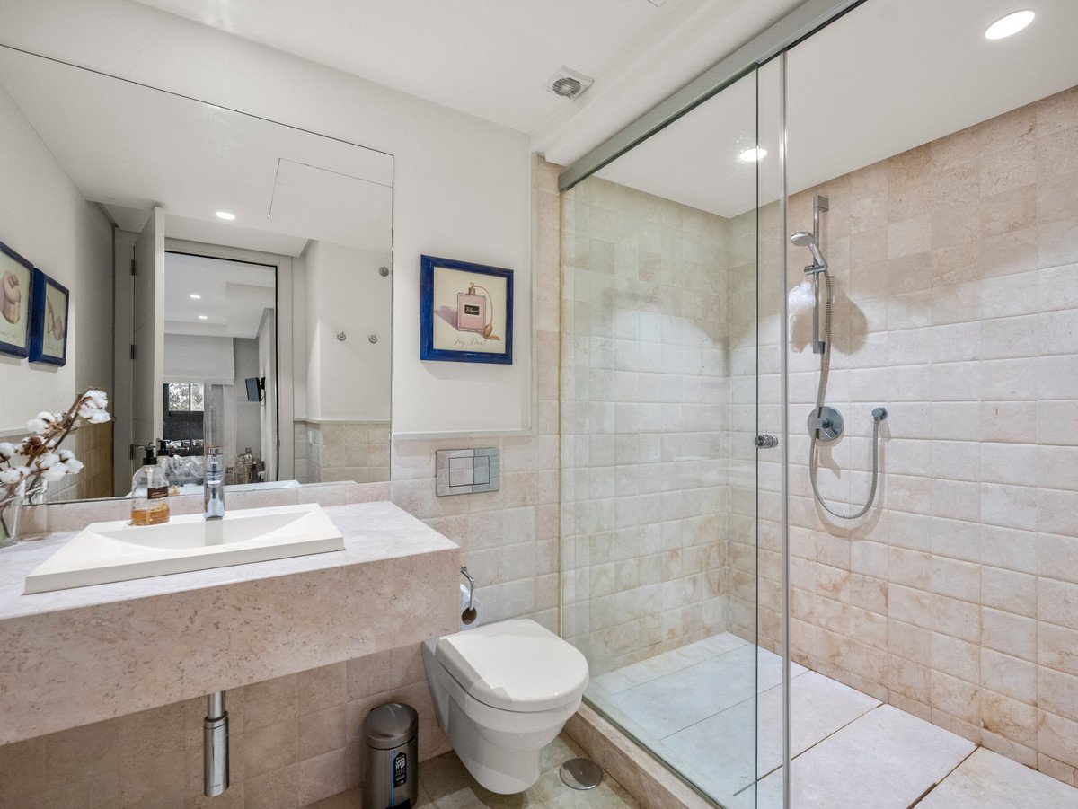 5 Bed Semi-Detached House in The Golden Mile