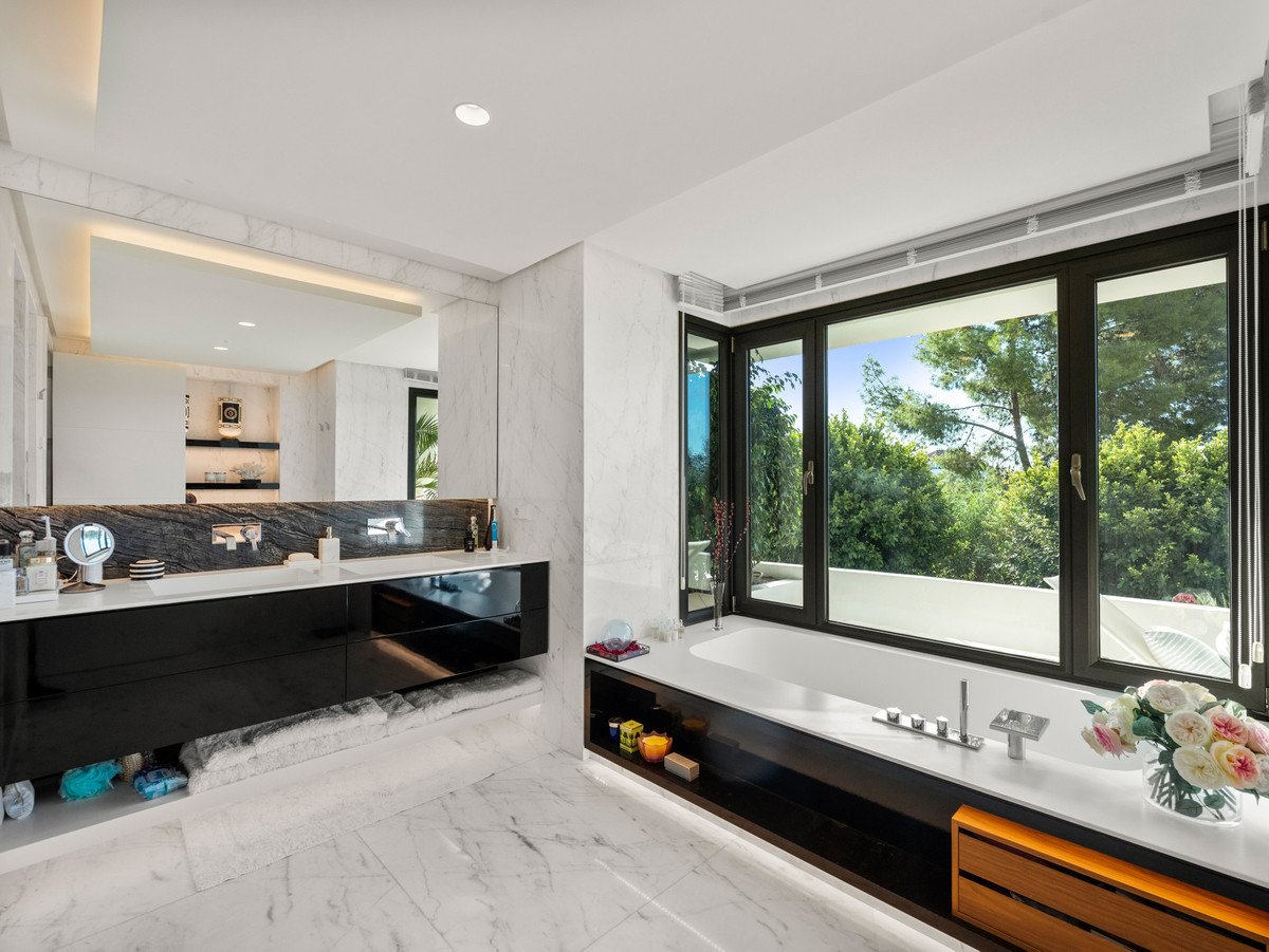 5 Bed Semi-Detached House in The Golden Mile