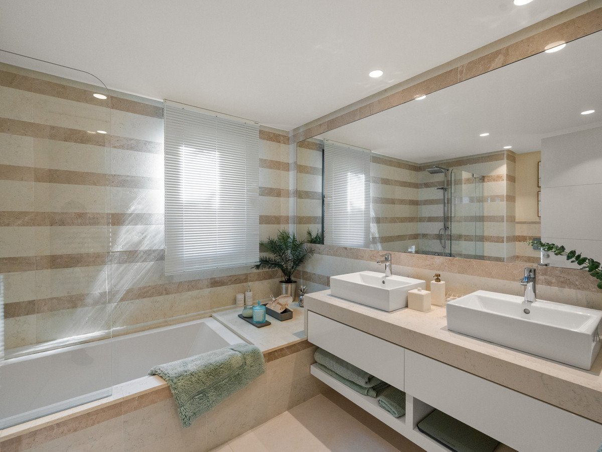 5 Bed Semi-Detached House in The Golden Mile