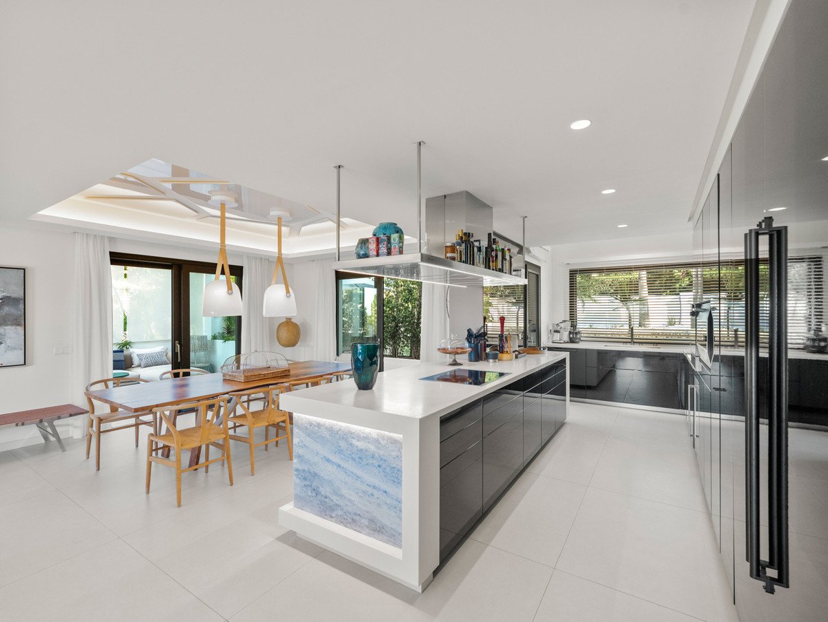 5 Bed Semi-Detached House in The Golden Mile
