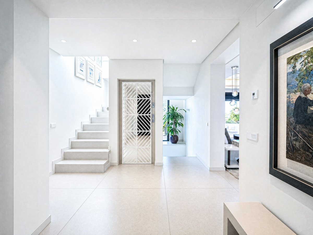 5 Bed Semi-Detached House in The Golden Mile