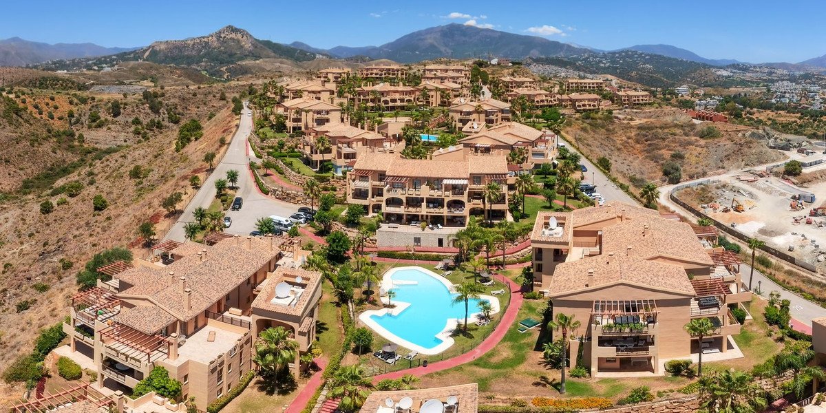 2 Bed Middle Floor Apartment in Benahavís