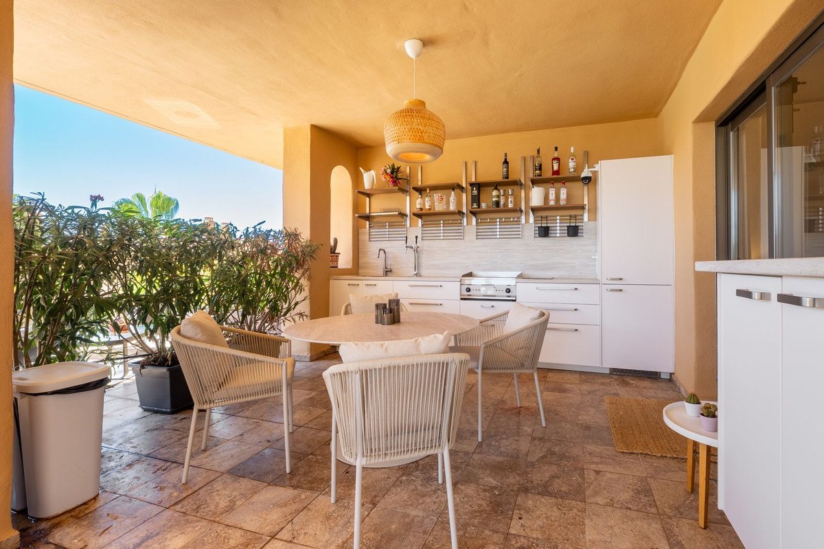 2 Bed Middle Floor Apartment in Benahavís