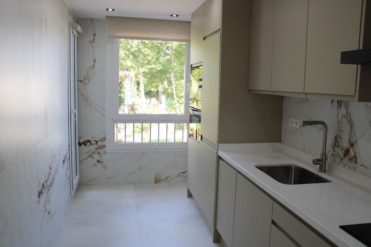 2 Bed Middle Floor Apartment in Marbella
