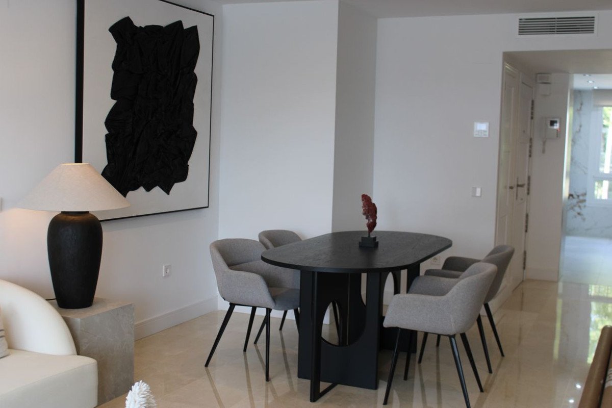 2 Bed Middle Floor Apartment in Marbella