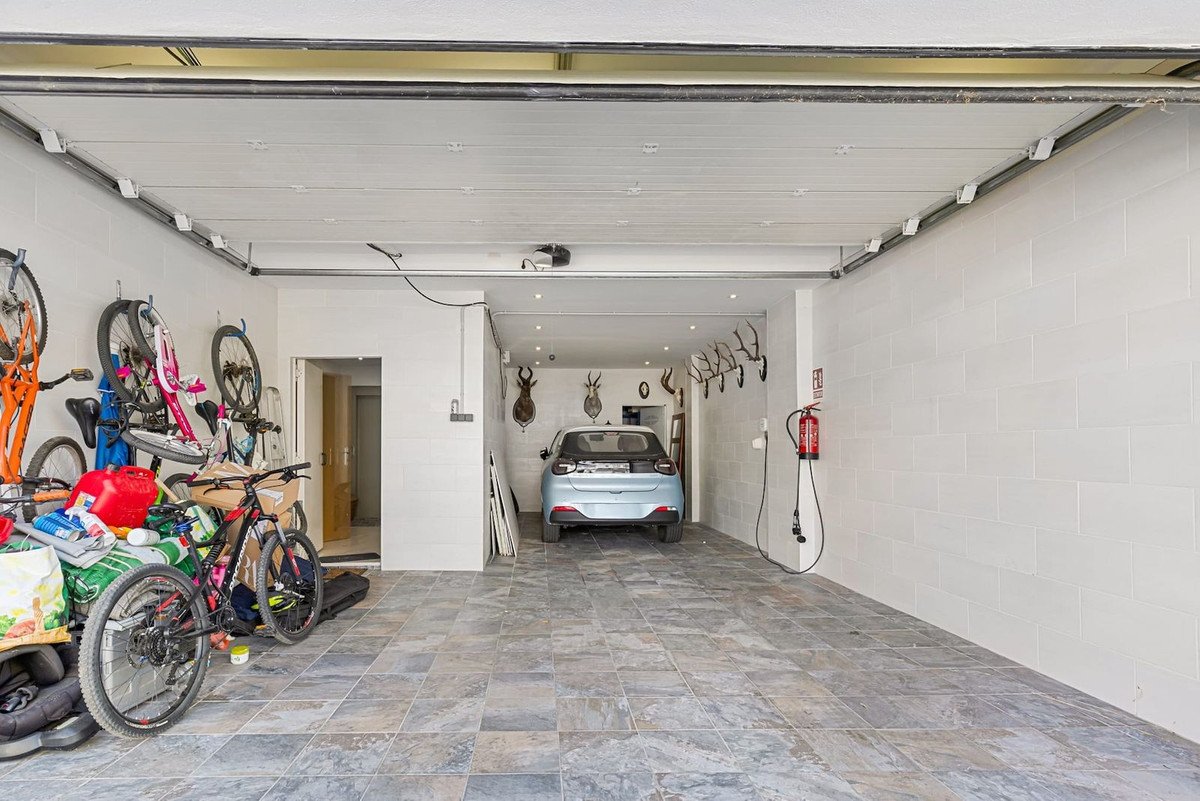 9 Bed Building in Marbella