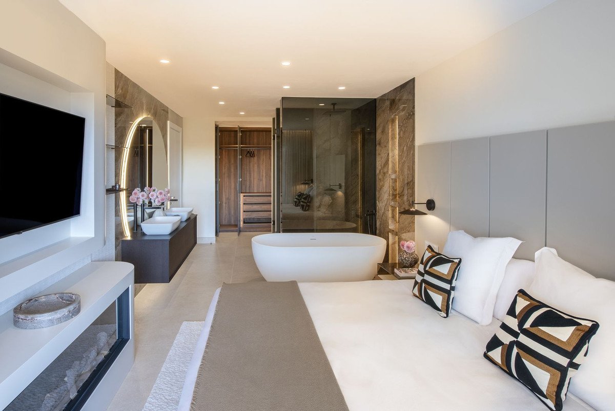 3 Bed Middle Floor Apartment in New Golden Mile