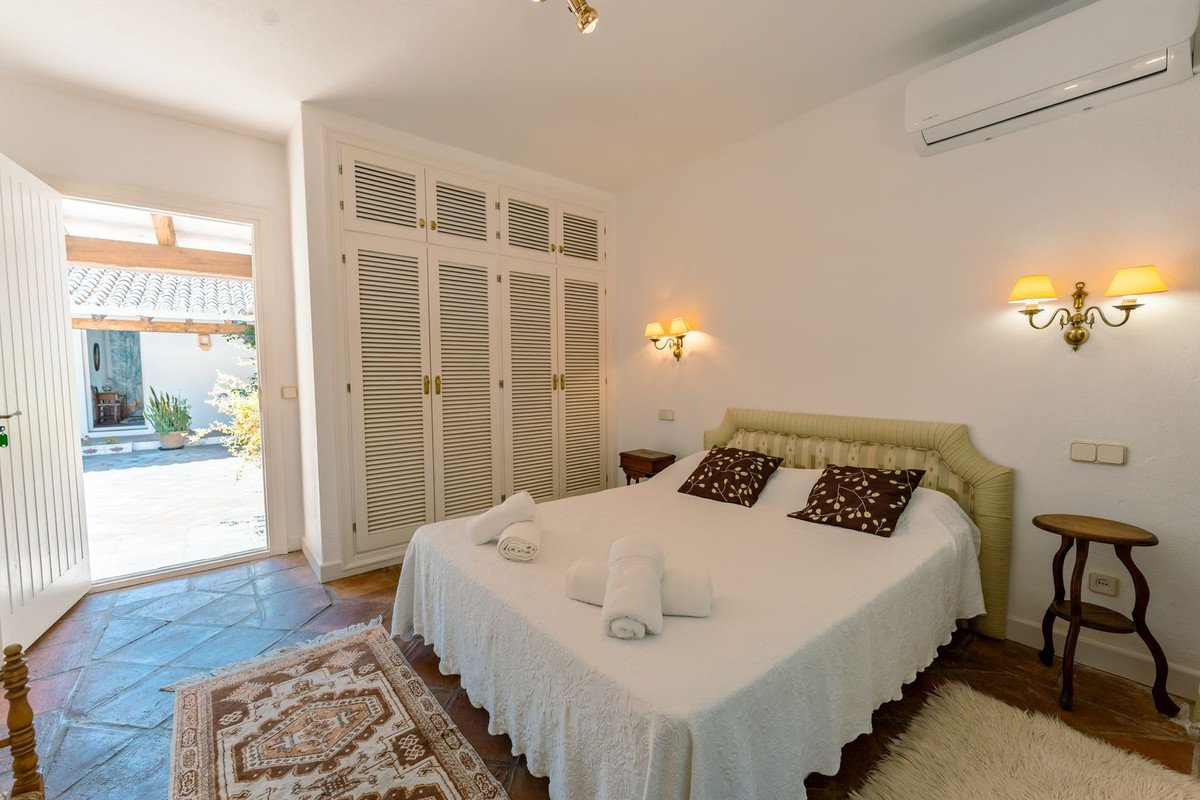 8 Bed Finca - Cortijo in Cancelada