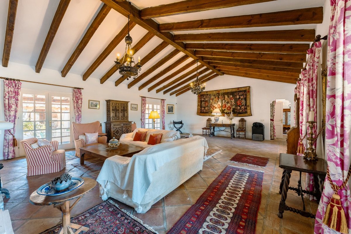 8 Bed Finca - Cortijo in Cancelada