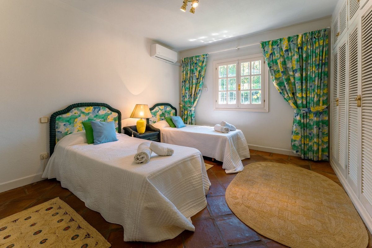 8 Bed Finca - Cortijo in Cancelada