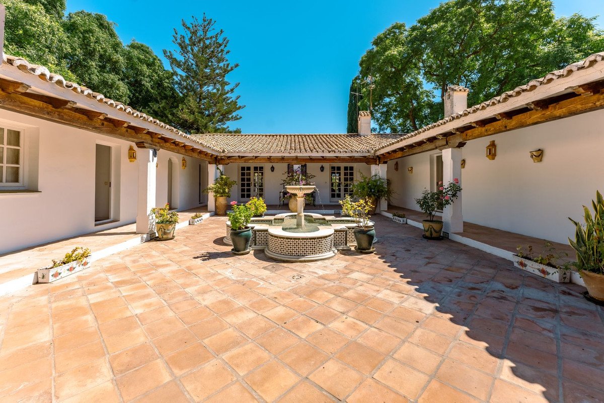 8 Bed Finca - Cortijo in Cancelada