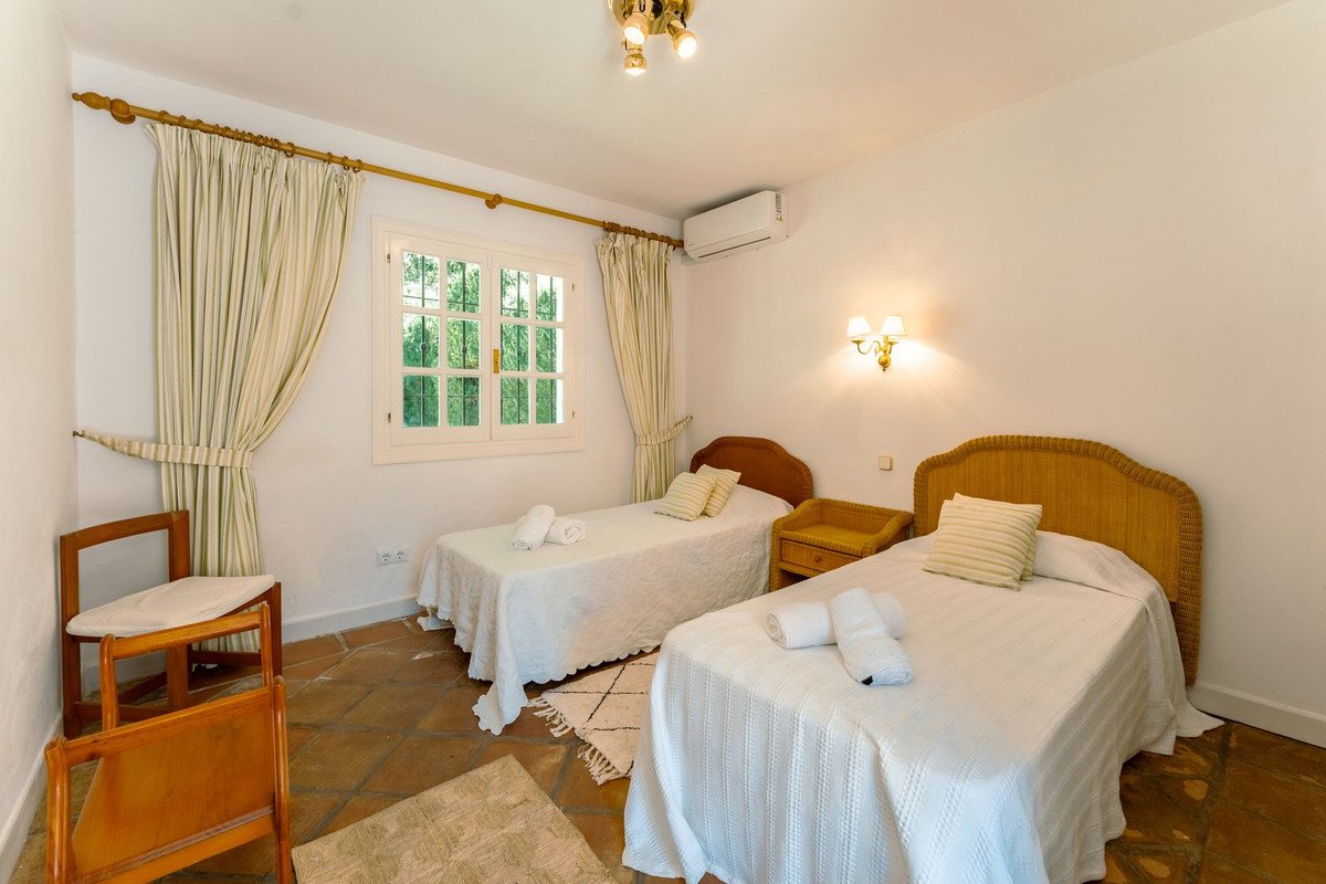 8 Bed Finca - Cortijo in Cancelada