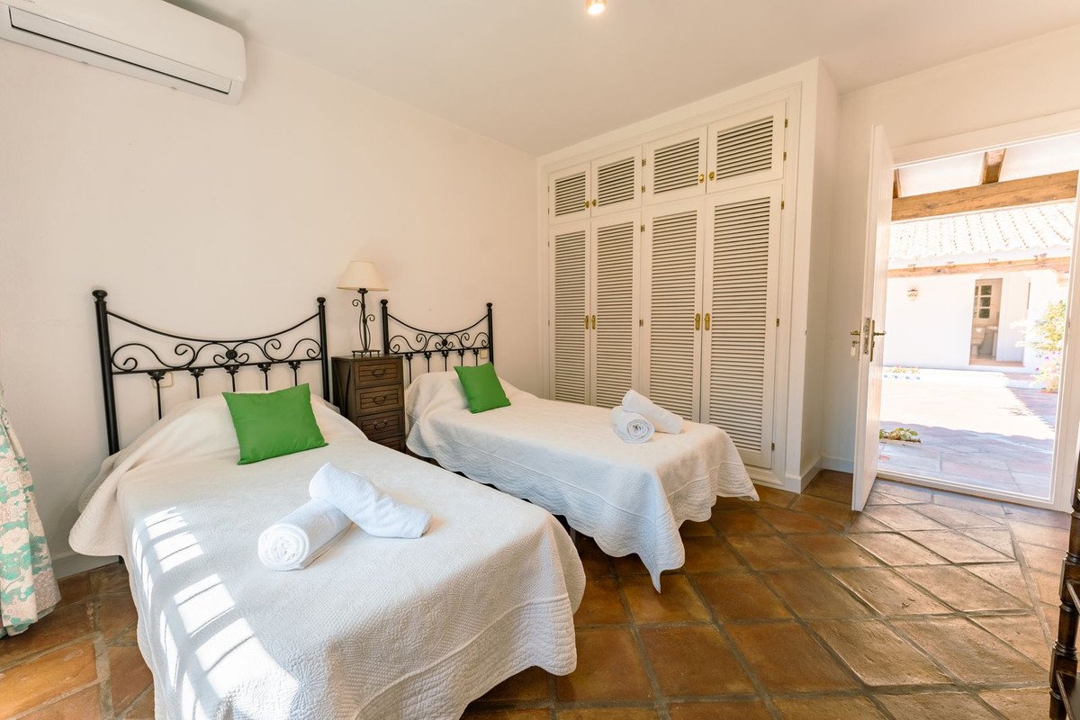 8 Bed Finca - Cortijo in Cancelada