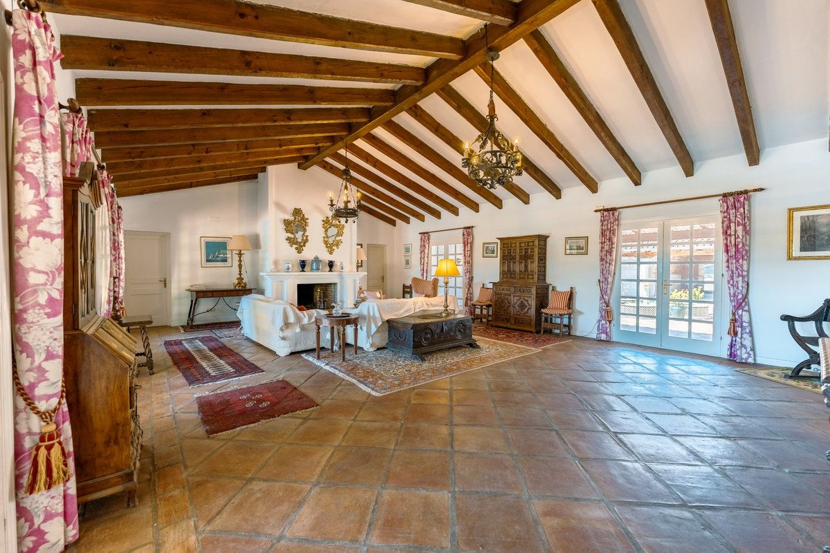 8 Bed Finca - Cortijo in Cancelada