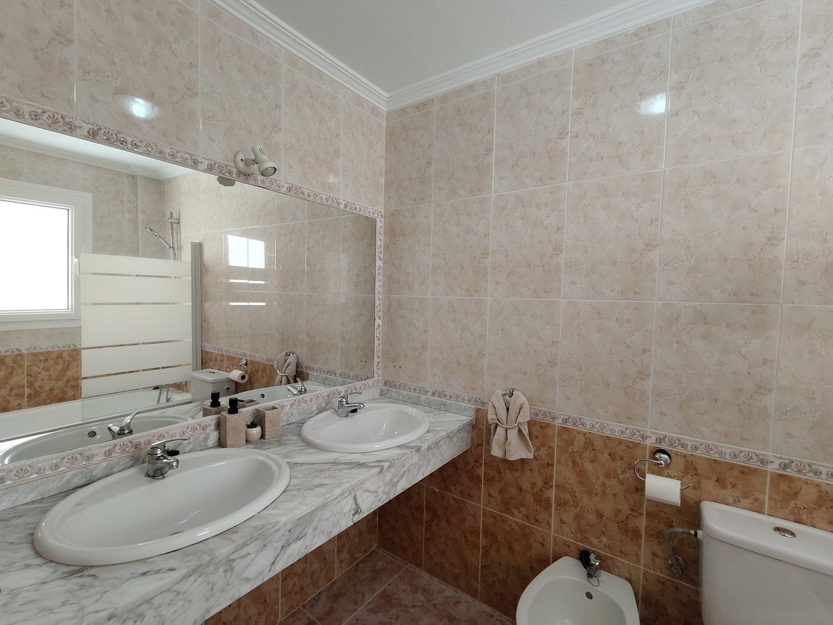 2 Bed Middle Floor Apartment in Cabo Roig