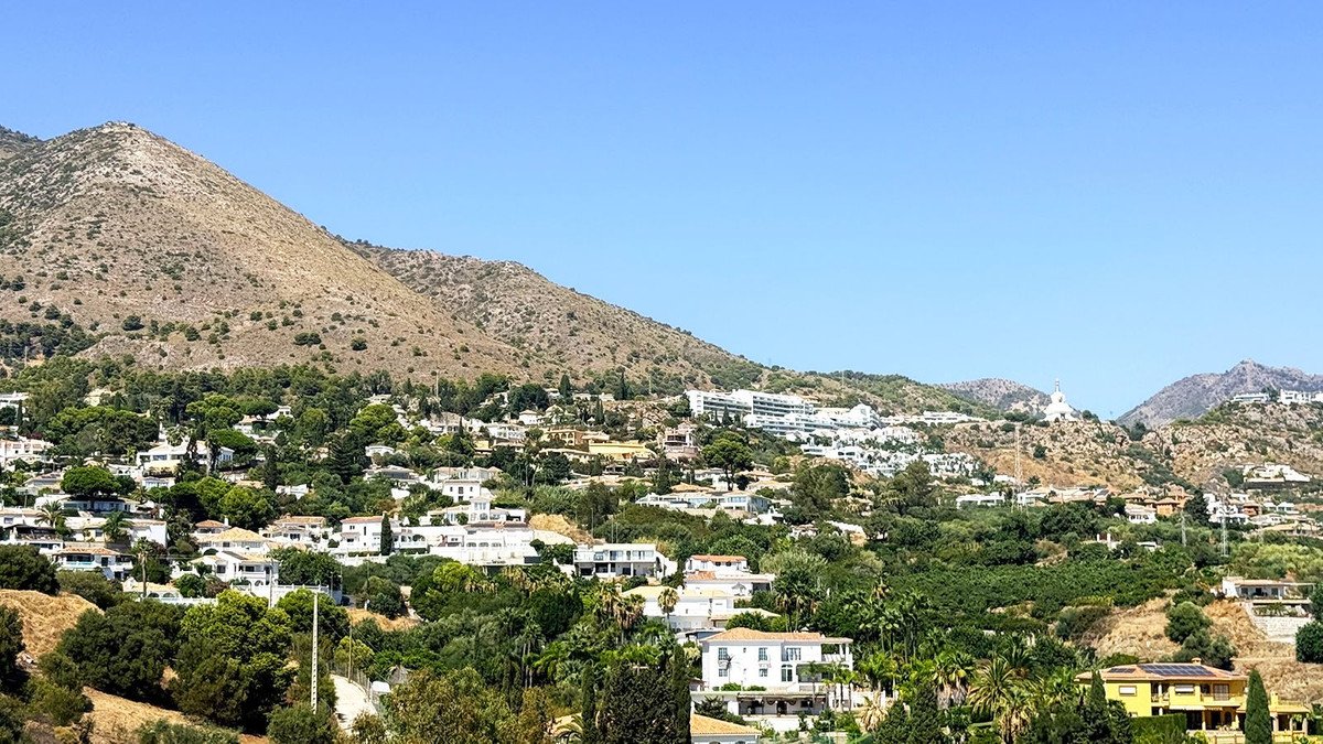 2 Bed Top Floor Apartment in Benalmadena