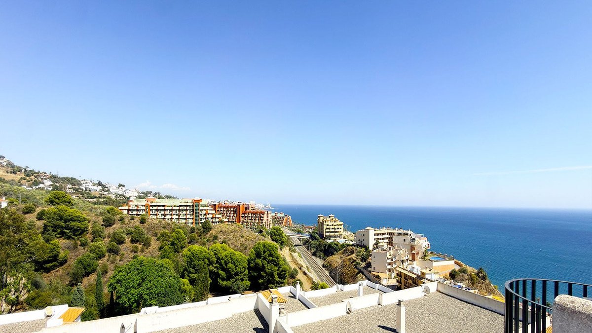 2 Bed Top Floor Apartment in Benalmadena