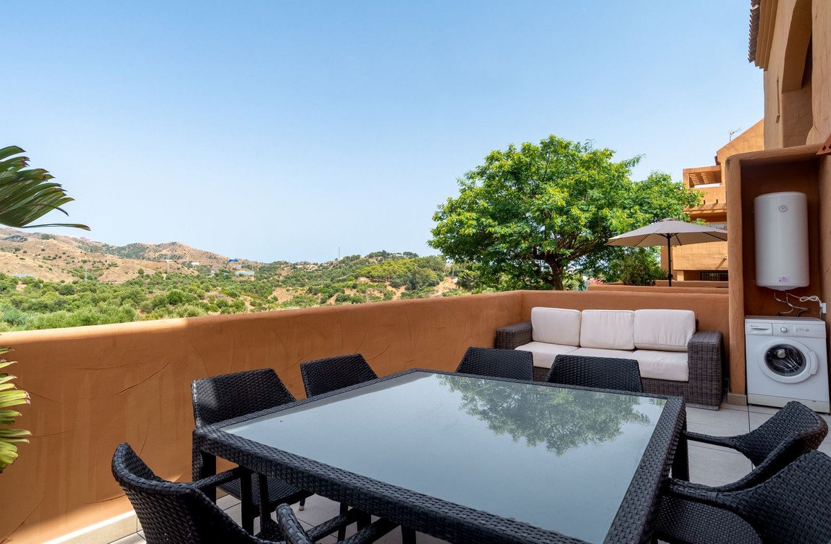 2 Bed Middle Floor Apartment in Elviria