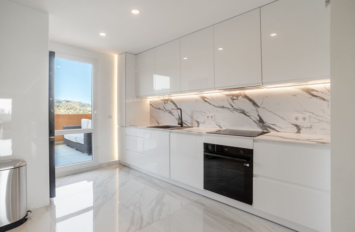2 Bed Middle Floor Apartment in Elviria