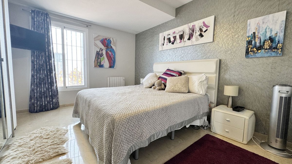 4 Bed Top Floor Apartment in Los Almendros