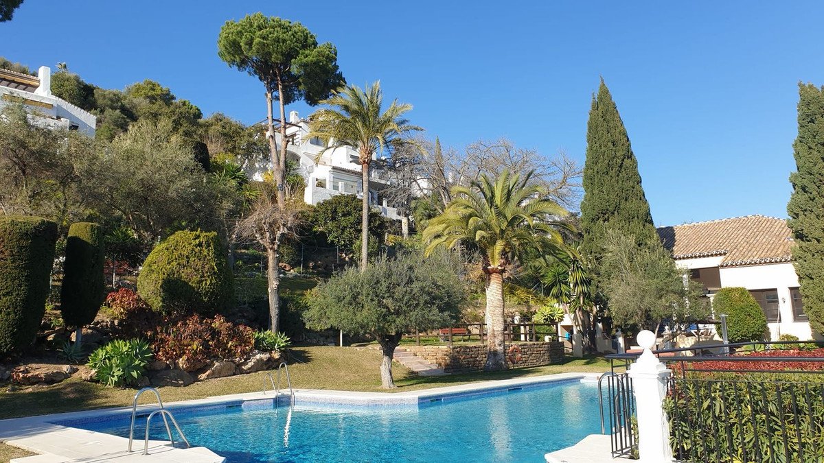 4 Bed Top Floor Apartment in Los Almendros