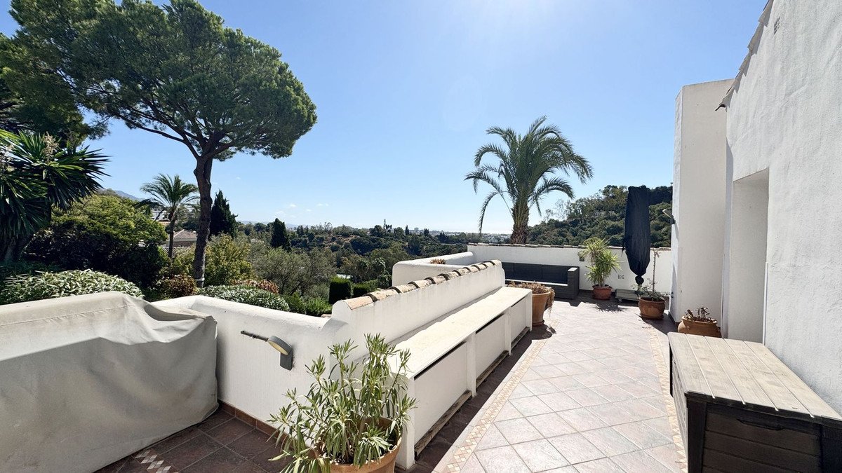 4 Bed Top Floor Apartment in Los Almendros