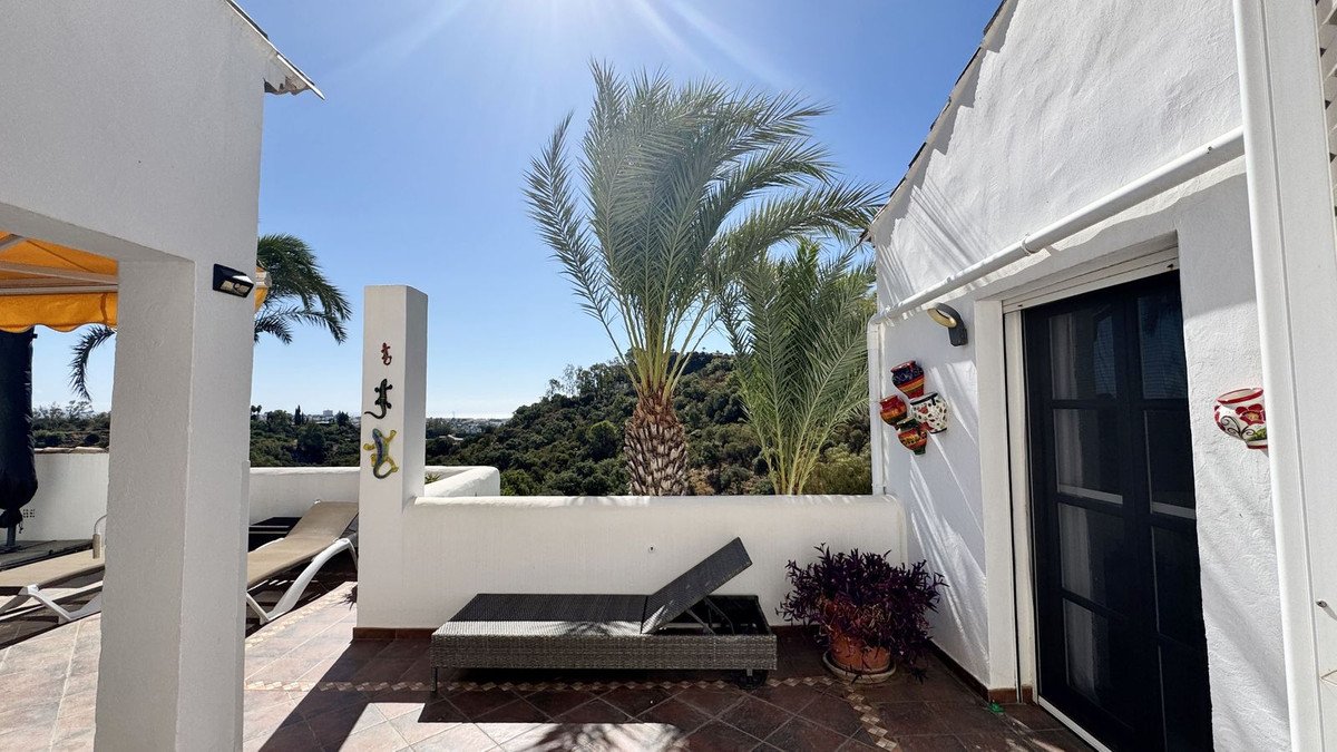 4 Bed Top Floor Apartment in Los Almendros