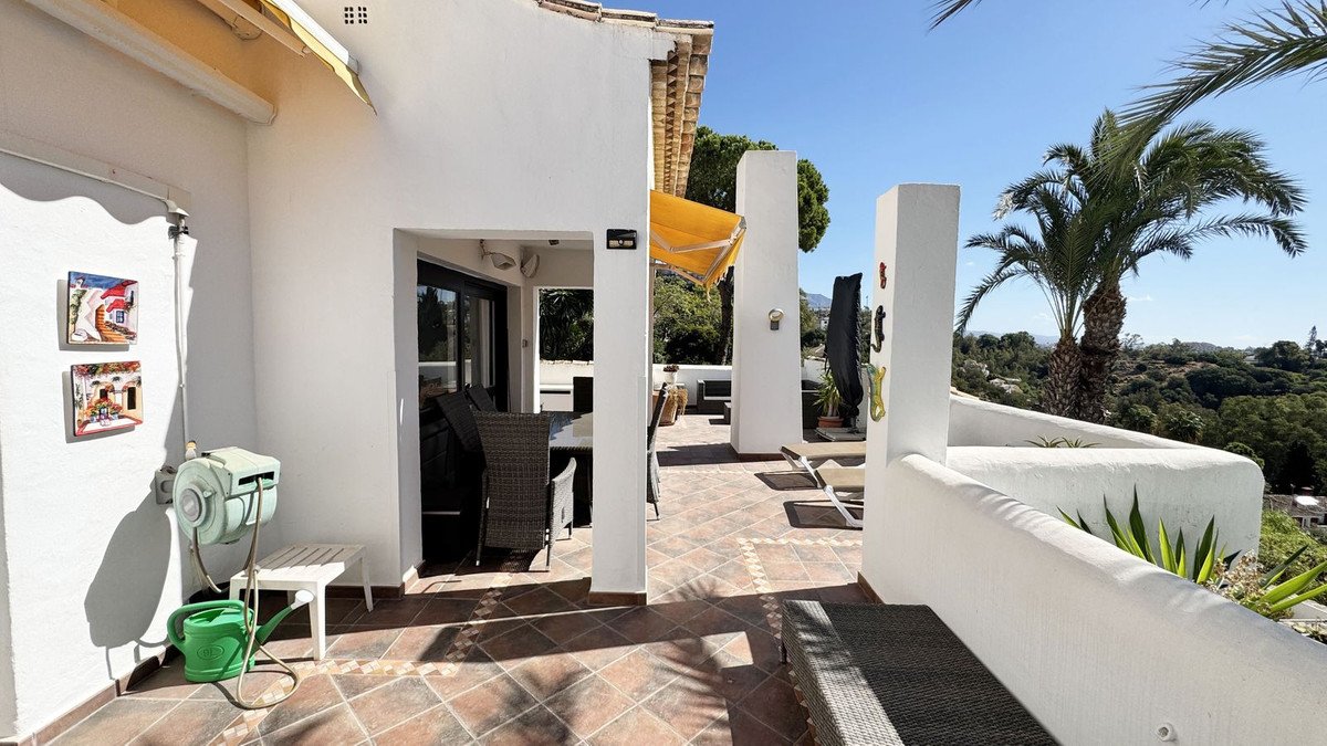4 Bed Top Floor Apartment in Los Almendros