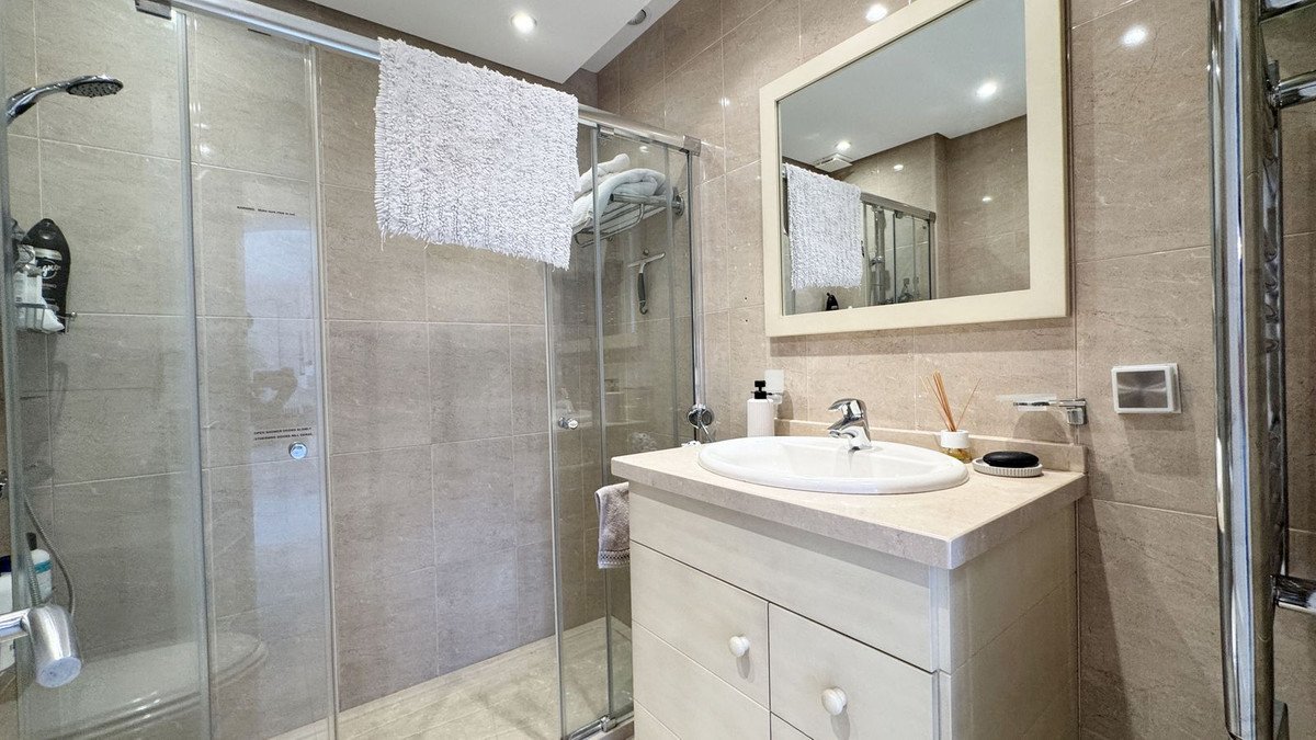 4 Bed Top Floor Apartment in Los Almendros