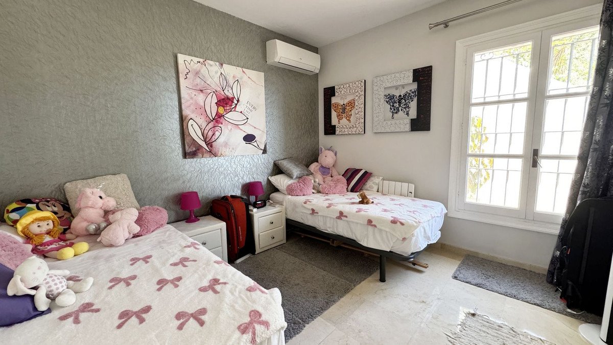 4 Bed Top Floor Apartment in Los Almendros