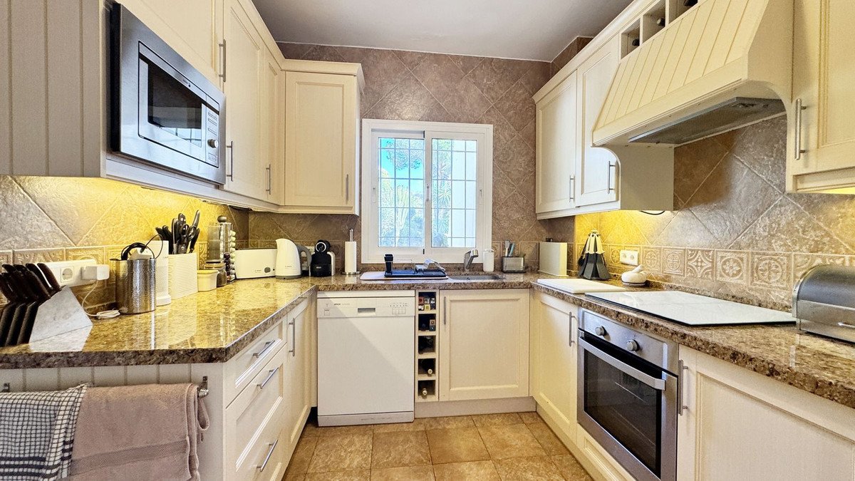 4 Bed Top Floor Apartment in Los Almendros