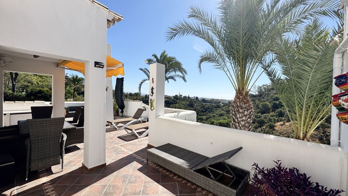 4 Bed Top Floor Apartment in Los Almendros