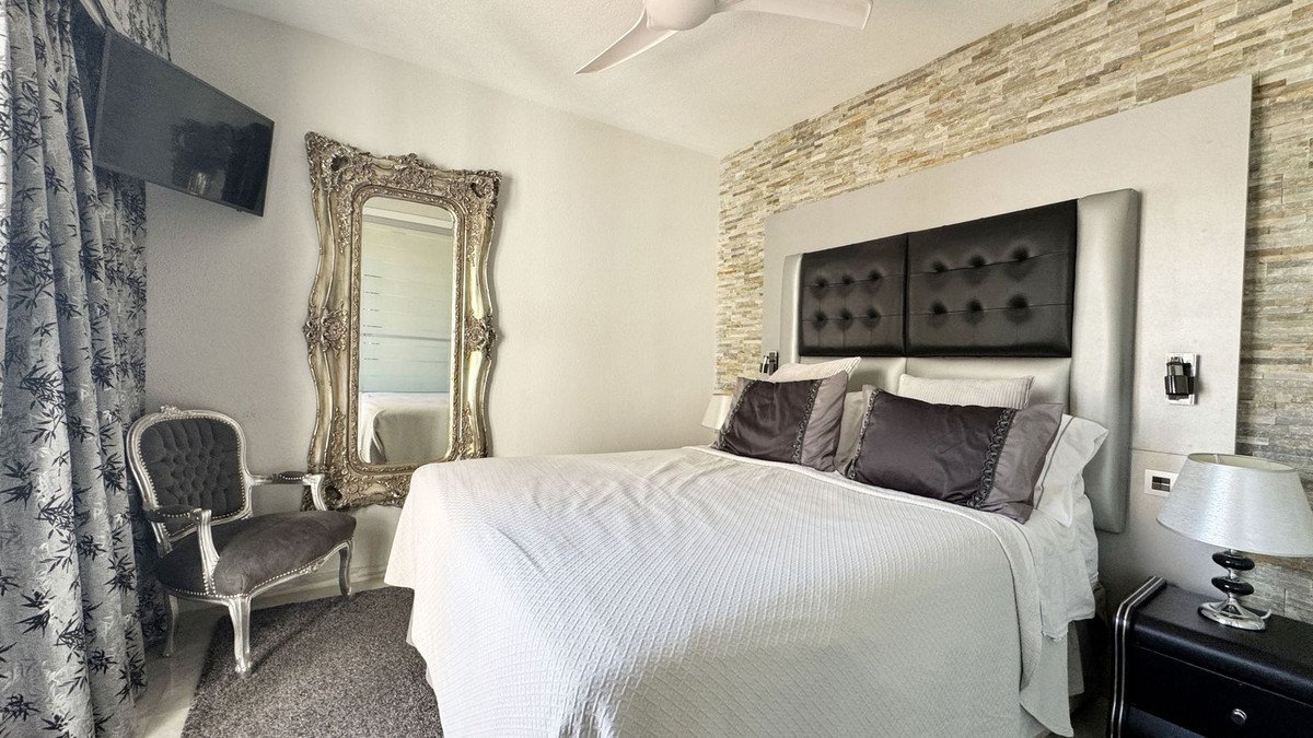 4 Bed Top Floor Apartment in Los Almendros