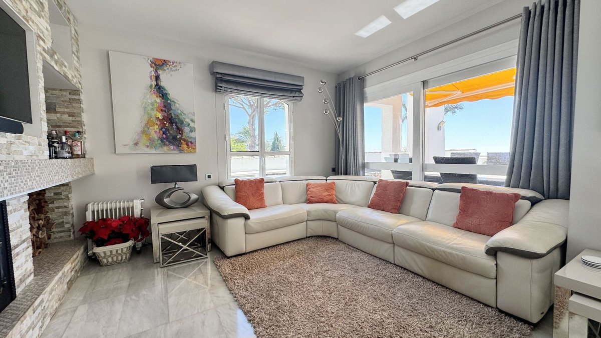 4 Bed Top Floor Apartment in Los Almendros