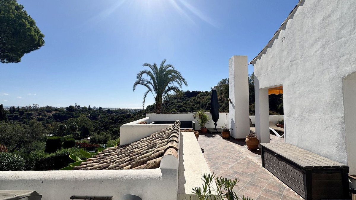 4 Bed Top Floor Apartment in Los Almendros