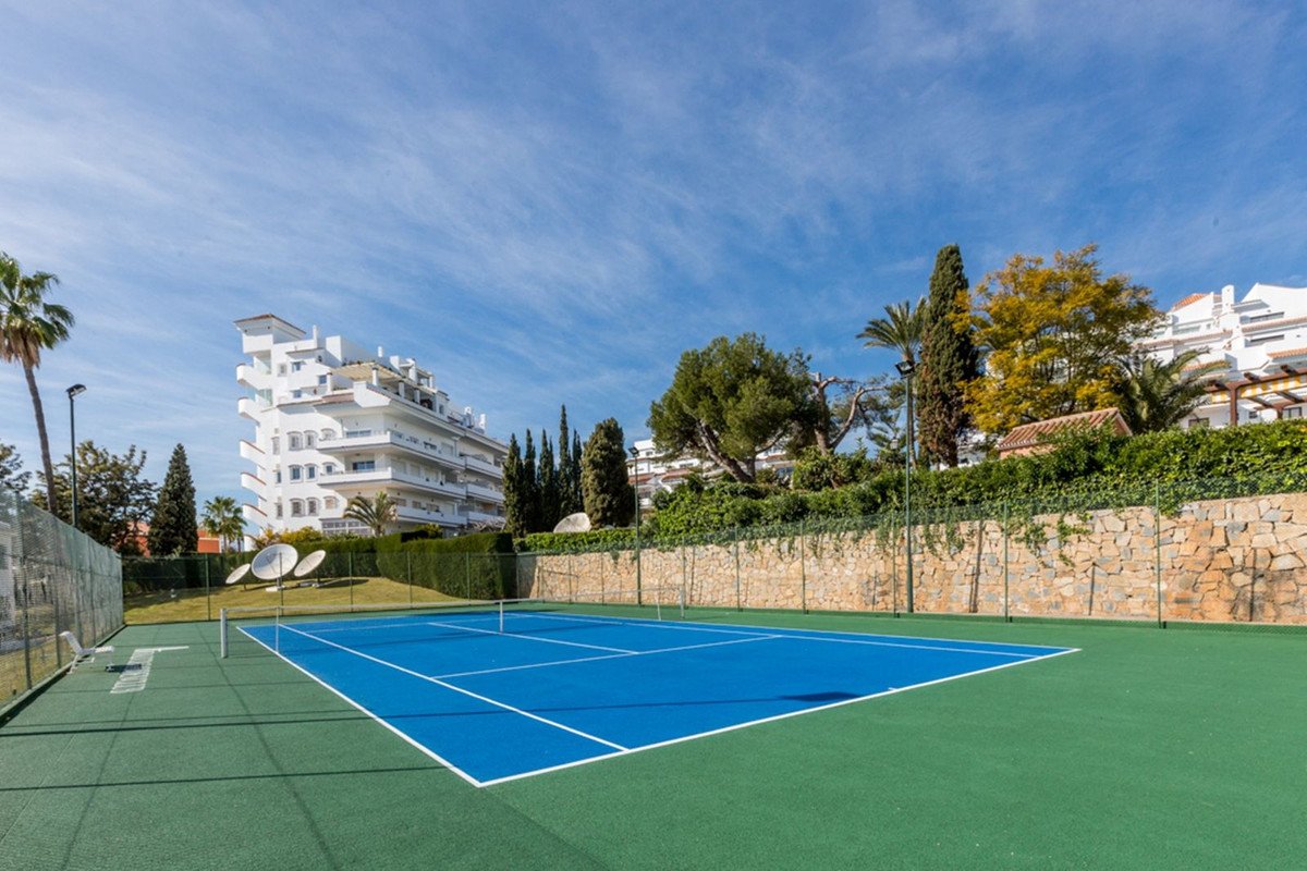 2 Bed Top Floor Apartment in Puerto Banús